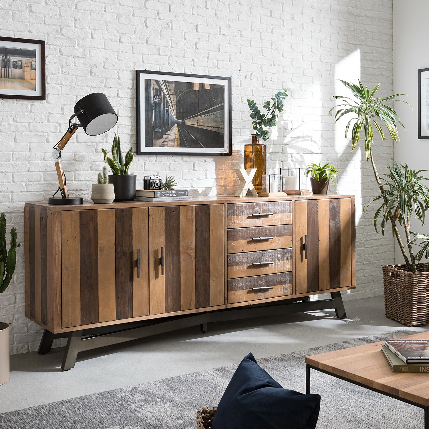 Ars manufacti Sideboard Tamati II - Pinie massiv / Eisen - Pinie / Schwarz – Bild 2