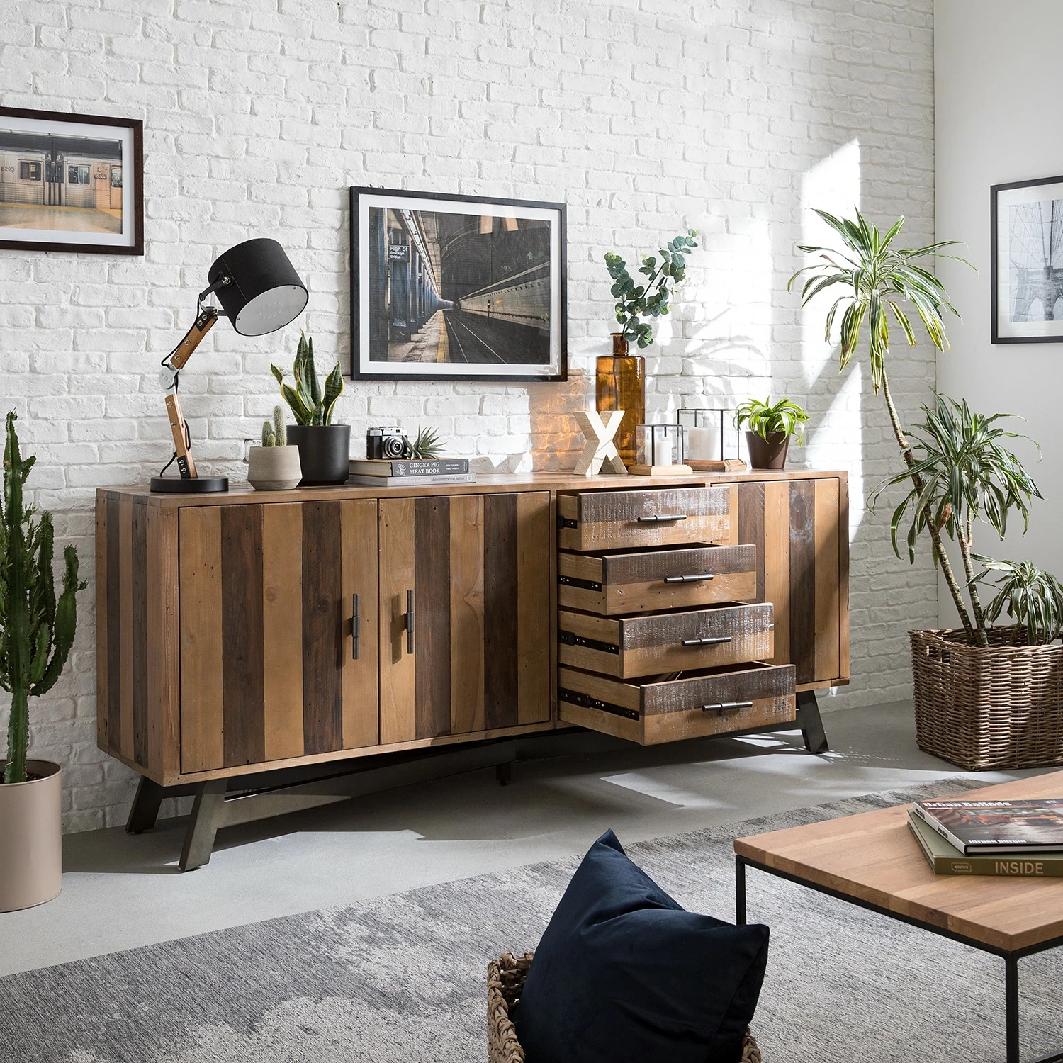 Ars manufacti Sideboard Tamati II - Pinie massiv / Eisen - Pinie / Schwarz – Bild 5