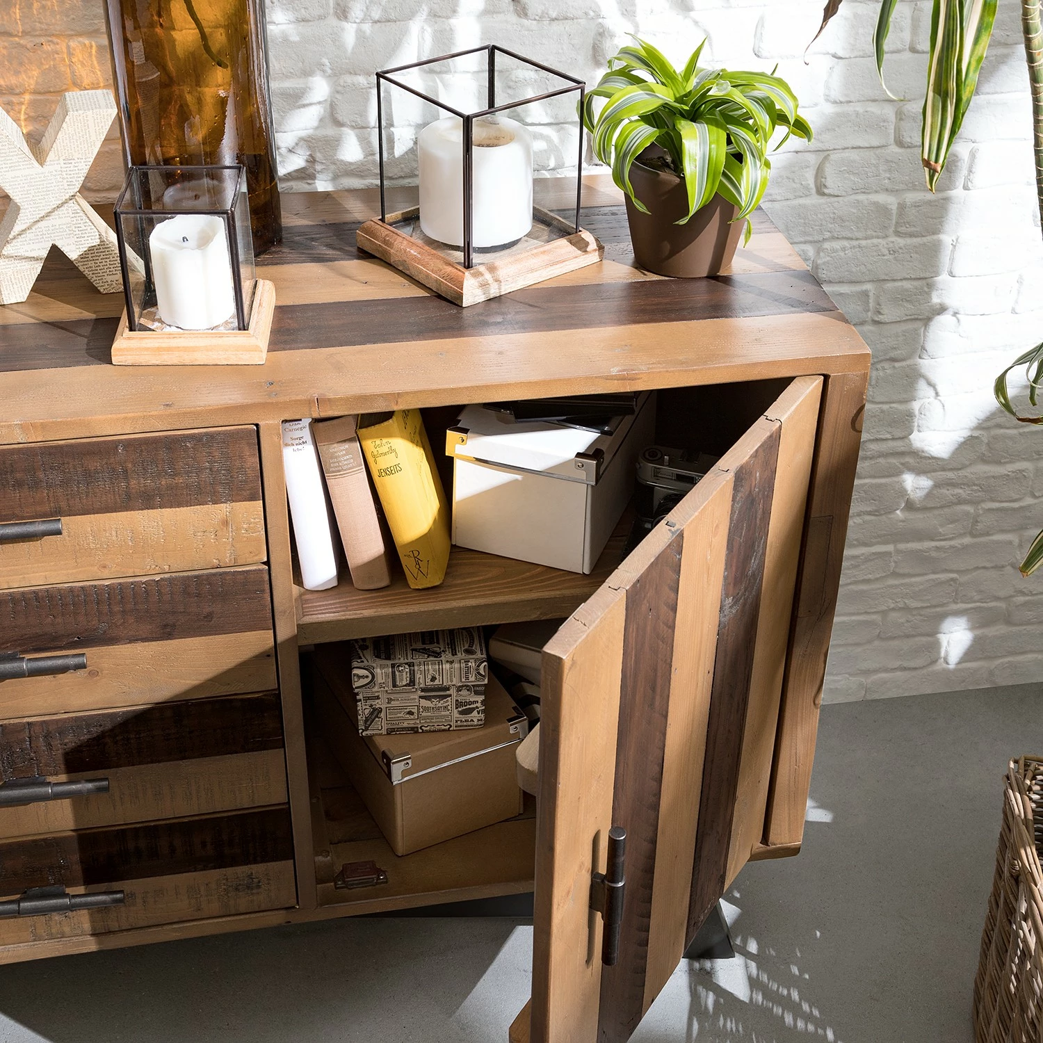 Ars manufacti Sideboard Tamati II - Pinie massiv / Eisen - Pinie / Schwarz – Bild 7