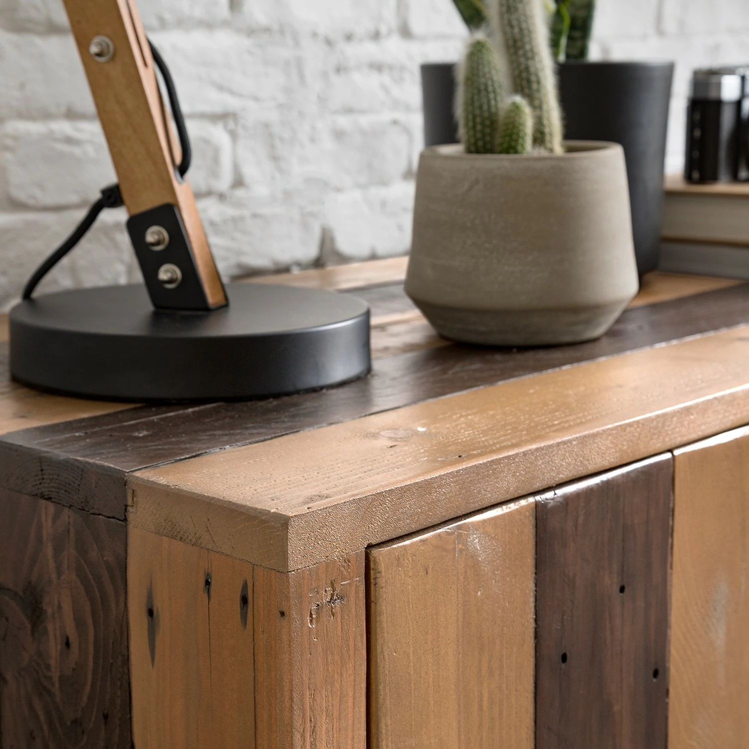 Ars manufacti Sideboard Tamati II - Pinie massiv / Eisen - Pinie / Schwarz – Bild 9