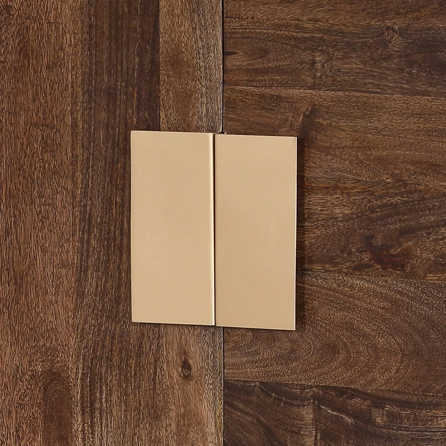 Jack & Alice Sideboard Lyss - Akazie massiv / Metall - Akazie Braun / Messing – Bild 4