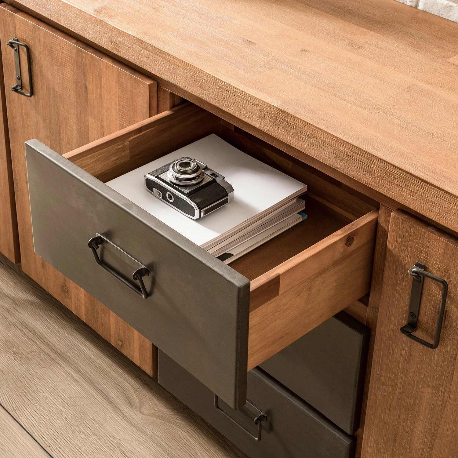 Ars manufacti Sideboard Manchester IV - Akazie massiv / Metall - Akazie / Anthrazit – Bild 8