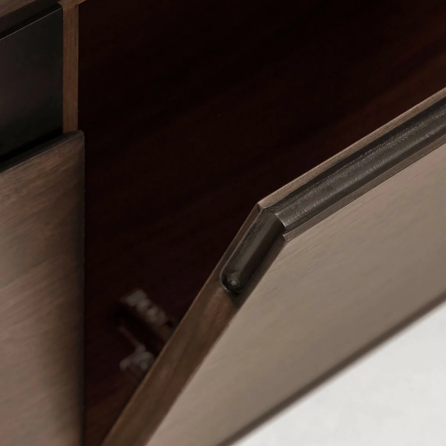 Red Living Sideboard Kluuvi - Echtholzfurnier - Walnuss / Schwarz – Bild 9