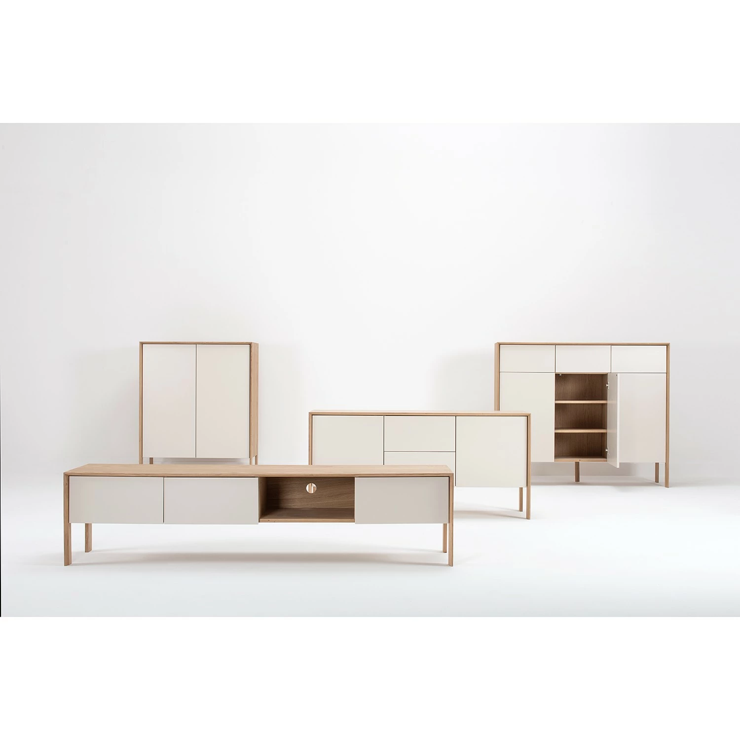 Studio Copenhagen Sideboard Maayka III - Eiche teilmassiv - Mushroom Creme / Eiche Hell – Bild 2