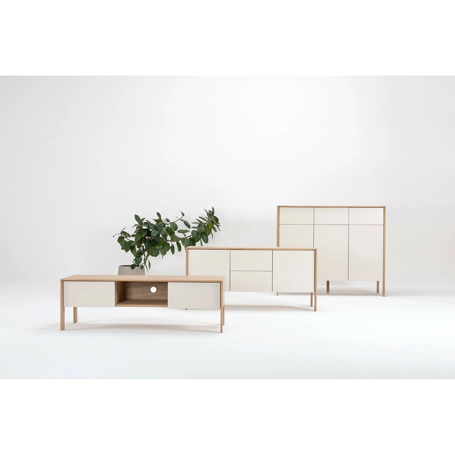 Studio Copenhagen Sideboard Maayka III - Eiche teilmassiv - Mushroom Creme / Eiche Hell – Bild 3
