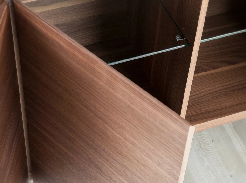 ANGEL CERDA Anrichte aus Porzellan und Nussbaumholz – Bild 7