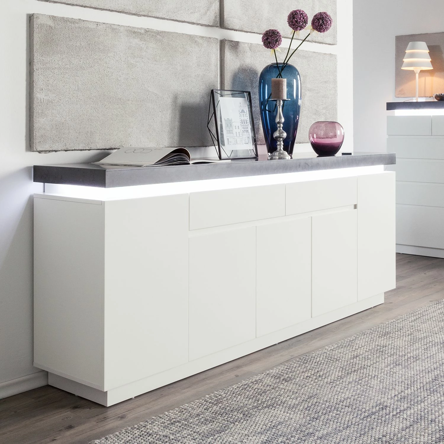 Fredriks Sideboard Namona III - Inkl. Beleuchtung - Beton Dekor / Weiß – Bild 2